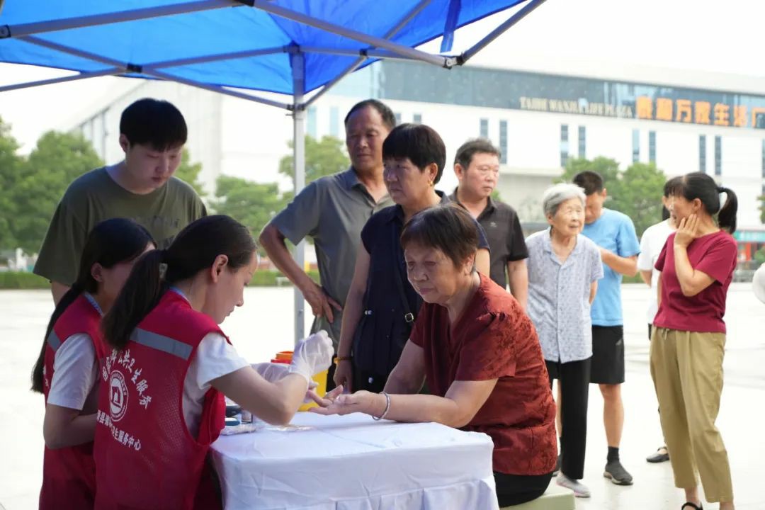 流动医疗暖民心·签约服务进万家! 乐天堂官网民生体检巡诊车助力滑县医共体建设