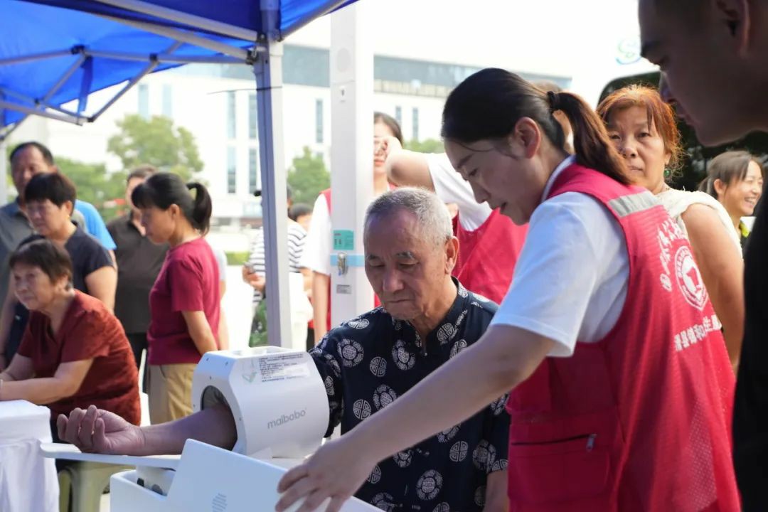 流动医疗暖民心·签约服务进万家! 乐天堂官网民生体检巡诊车助力滑县医共体建设