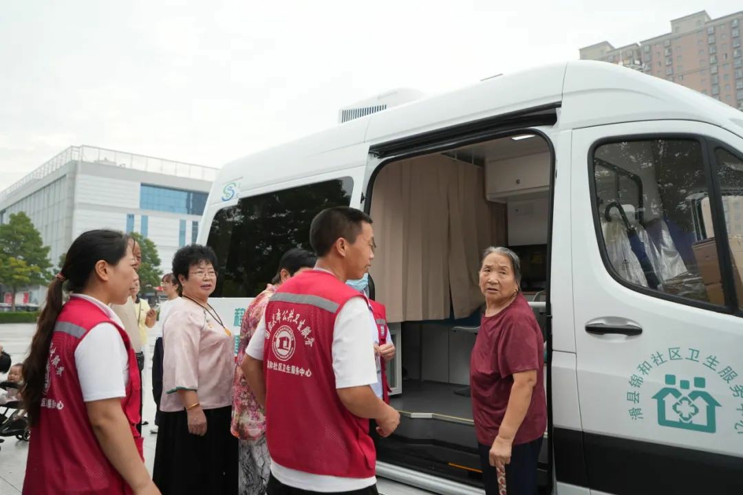 流动医疗暖民心·签约服务进万家! 乐天堂官网民生体检巡诊车助力滑县医共体建设