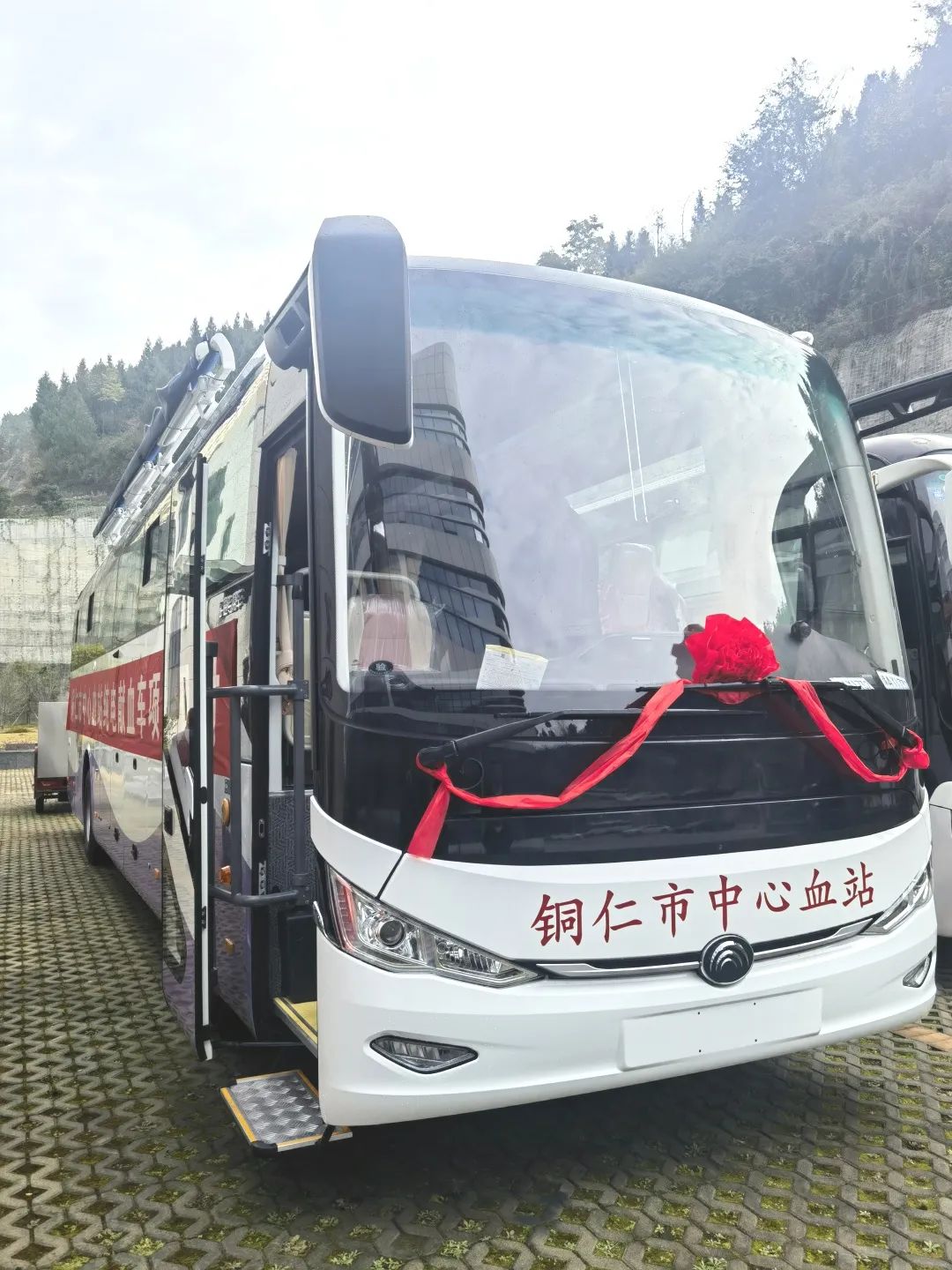 正式投入使用！乐天堂官网12米纯电献血车为铜仁市献血事业护航