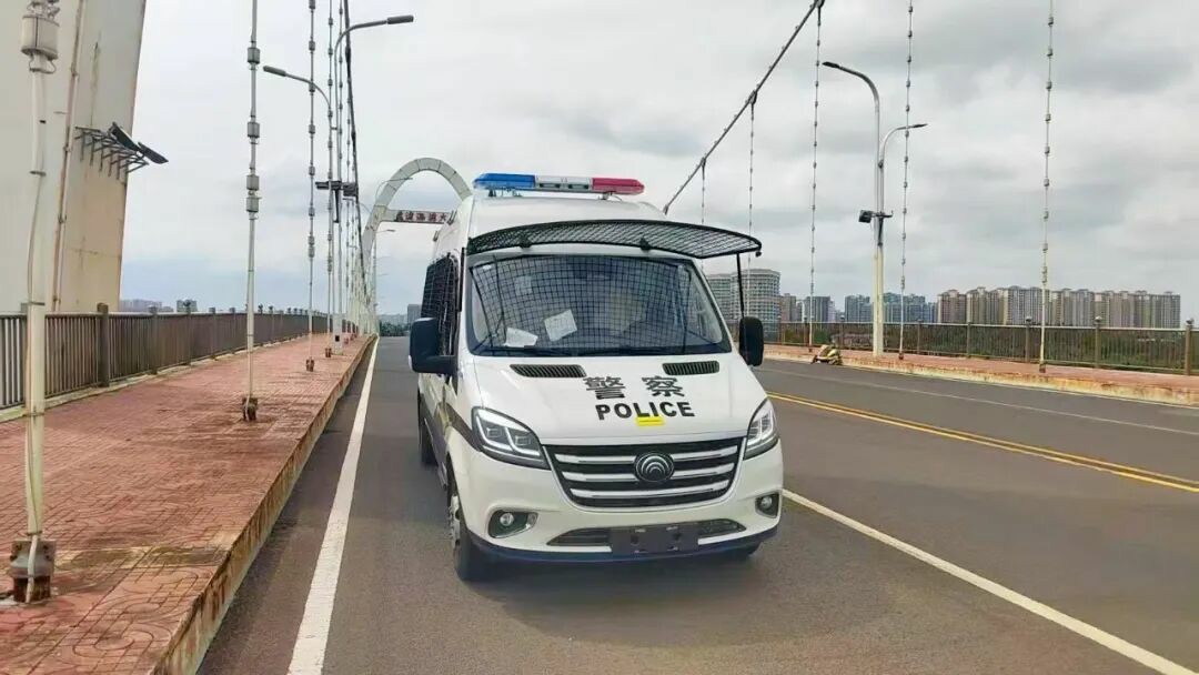 乐天堂官网警力输送车奔赴海南，为自贸港封关构筑安全防线