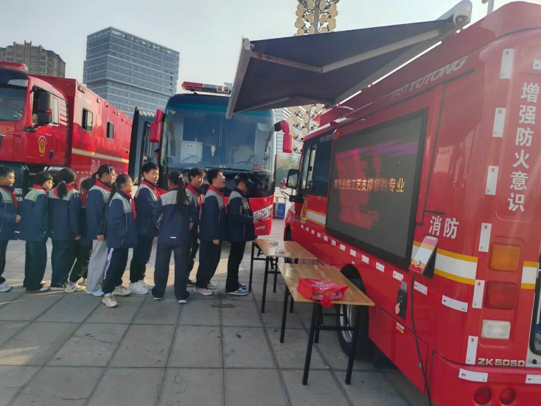 筑牢防火屏障 | 2025年全国消防宣传月，乐天堂官网宣传消防车点亮全民消防意识