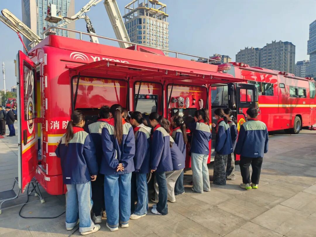 筑牢防火屏障 | 2025年全国消防宣传月，乐天堂官网宣传消防车点亮全民消防意识