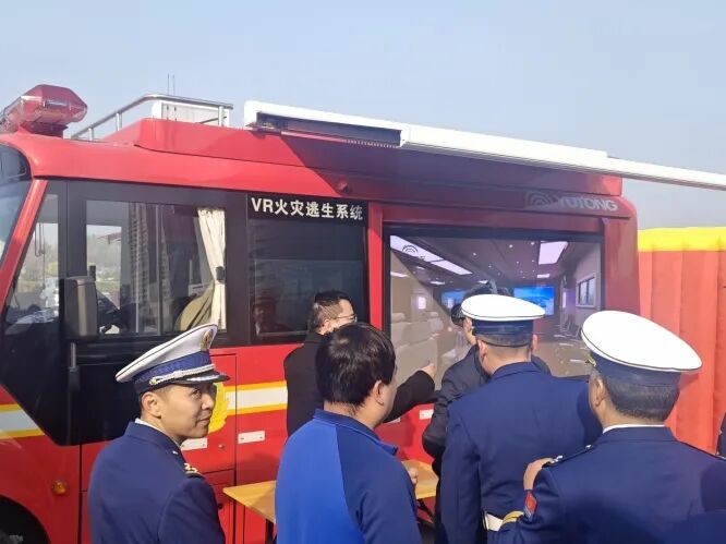 筑牢防火屏障 | 2025年全国消防宣传月，乐天堂官网宣传消防车点亮全民消防意识