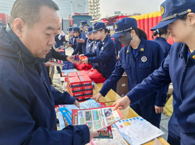 筑牢防火屏障 | 2025年全国消防宣传月，乐天堂官网宣传消防车点亮全民消防意识